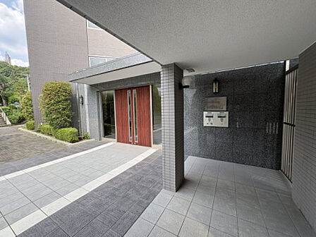 エントランスまわりの様子。落ち着いた印象の外構です