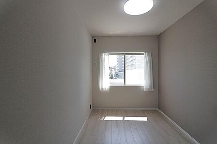 やさしい光が入る洋室。気持ちよく一日をはじめられるお部屋です。