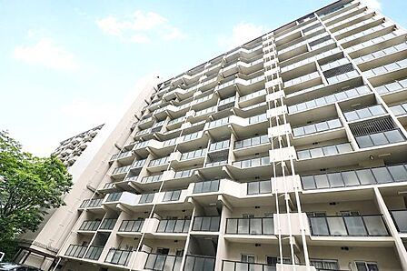 住まいの顔となる外観です。実際の雰囲気はぜひ現地でご覧ください。