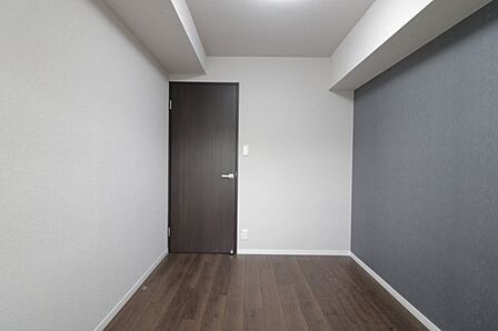 やさしい光が入る洋室。気持ちよく一日をはじめられるお部屋です。