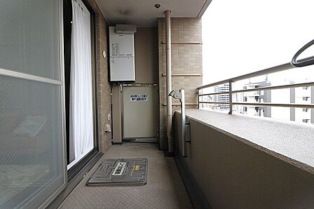眺めを楽しみながらくつろげるバルコニー。ガーデニングにもぴったりの空間です。