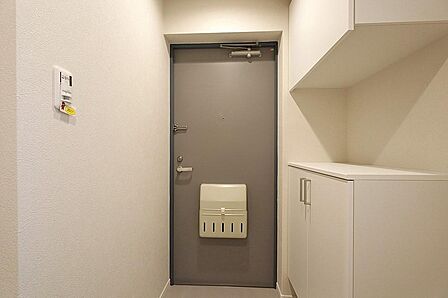 「ただいま」が心地よく響く玄関。シューズ収納も備えた使いやすい空間です。