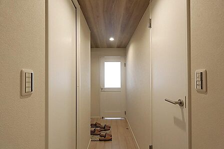 玄関から続く明るい廊下。生活動線がすっきり整った間取りです。