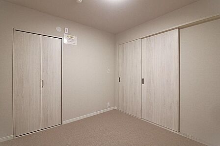 収納が並ぶ洋室。季節ものや衣類をまとめてしまえて、お部屋を広く使えます。