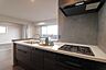 キッチン：リビングを見渡せる対面キッチン。お子さまの様子を見ながらお料理ができます。2026年7月に水回りをリフォーム済みです。