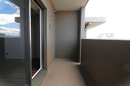 最上階9階のバルコニー。朝いちばんに窓を開けると、気持ちのいい風とともに一日が始まります。
