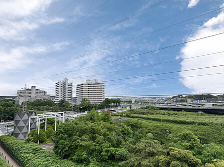 前面に遮るものがなく、豊かな緑と広大な空を望む開放的なロケーション。毎日の癒やしの場に。
