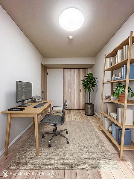 クローゼット完備で、お部屋はいつもすっきり。白を基調とした空間で、寝室や書斎など、様々な用途に利用可能です。※本画像はCGホームステージングを施したイメージです。