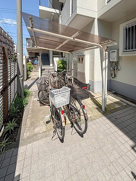 屋根付きの駐輪場を完備、雨の日や日差しの強い日にも安心して自転車を保管・利用できます。