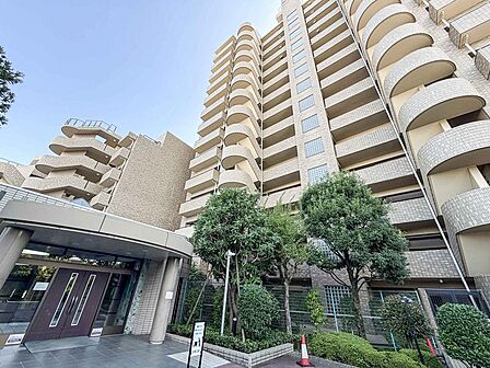 落ち着いた色調のタイル貼りが映える、品格漂う大型レジデンス。敷地内には美しく手入れされた植栽が配置され、住む人や訪れる人を優しく出迎えます。管理体制の良さが伺える美しい外観です。