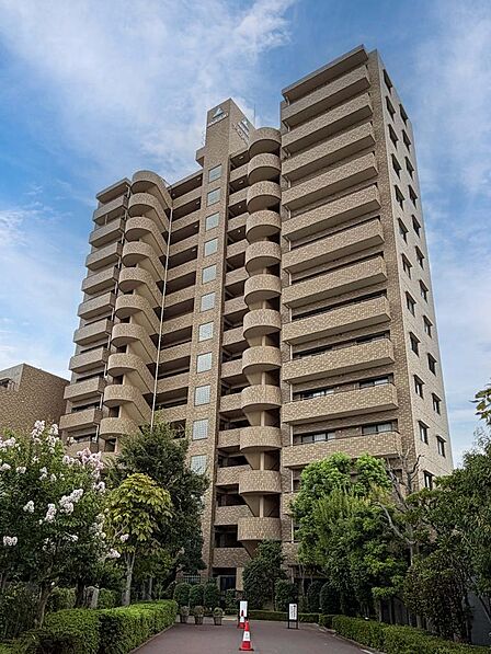 周辺の街並みの中でもひと際目を引く、存在感ある高層レジデンス。アプローチから建物周辺まで豊かな緑に囲まれており、都市の利便性と心安らぐ住環境を両立しています。