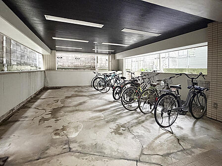 天候から大切な自転車を守る、屋根付きの敷地内駐輪スペース。