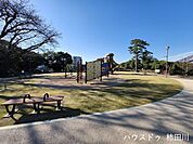 子ども広場滑り台等の遊具有り 790m