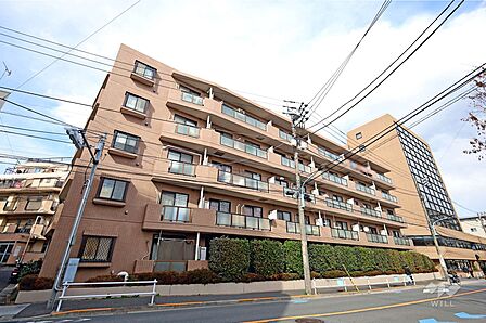 マートルコート下落合の外観(南側から)。近隣に各種生活施設が揃う暮らしやすい立地です。