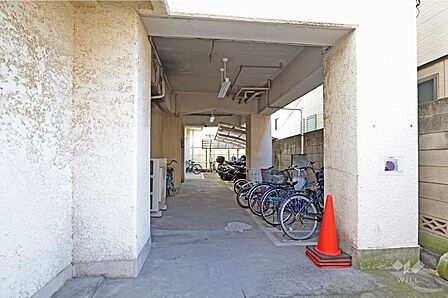 敷地南部分にある駐輪場