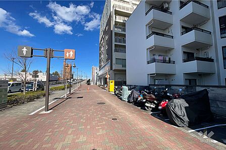 敷地の西側前面道路(南側から)
