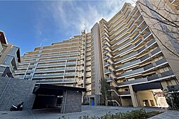 【プラウドシティ方南町の外観】2024年8月築、総戸数371戸の大規模マンションです。丸ノ内線始発駅である方南町駅徒歩5分、東京駅、新宿駅、大手町駅、池袋駅直通と非常に便利な立地です。