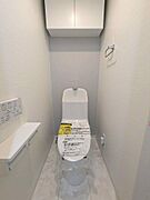 清潔感たっぷりのトイレ空間は、毎日を気持ちよく過ごしたい方にぴったり。新品の温水洗浄便座付きで、寒い季節も快適。明るく清潔感のある空間に仕上がっています。