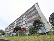 落ち着いた色合いの外観が印象的な、管理の行き届いたマンション。周辺は静かな住環境で、穏やかな暮らしをお求めの方におすすめです。