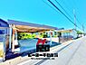駐車場：明るい陽光に映える外観は、帰るたびに心を満たしてくれる心地よさ。住まいの品格と開放感が調和した、豊かな暮らしを予感させます。