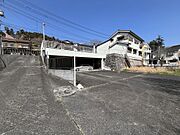 敷地：全景撮影　ひな壇部分（平坦地部分）：約３２ｍ×約１０ｍ　豪邸用地に最適、、アパート経営用地にも良好な環境です。駐車場も８台分のスペースが有ります。