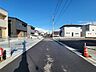 外観：北側道路　西から東向き