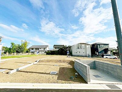 外観：南側認定外道路のため、日当たり良好。