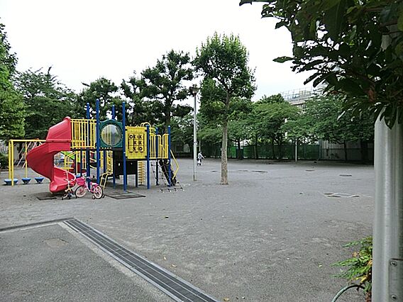 フェンスで囲わ...