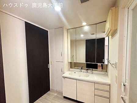 120cmのワイド三面鏡の裏もすべて収納になっており、化粧品やヘアケア用品もスマートに整理。※家具などはAIで消しています
