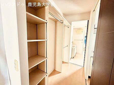 洗面所直通のウォーターインクローゼット。洗濯物を「洗う・干す・しまう」の動作が数歩で完結する、現代の忙しい世帯に嬉しい家事動線を実現しました。※AIでアイテムを消しています