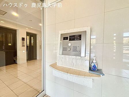 エントランスはオートロック採用。