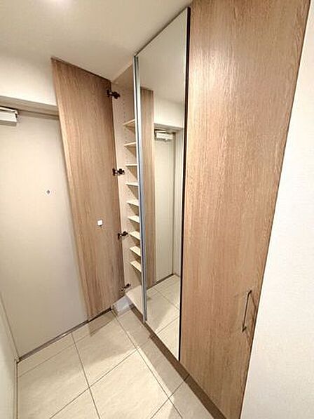 姿見鏡付きの大容量シューズボックスを完備。身だしなみチェックもスムーズに行えます。