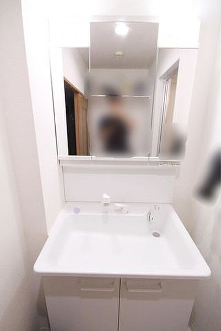 ~2020年交換済み~~2021年洗濯防水パンと水栓交換~■3面鏡裏収納付きなので歯ブラシなどを収納できスッキリします♪■シャワーヘッド付き♪
