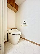 トイレは温水洗浄便座付です。トイレの上部には収納付。トイレットペーパー等、買い置きもしやすそうです。