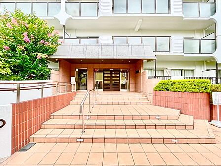 緑が映える堂々としたエントランス。