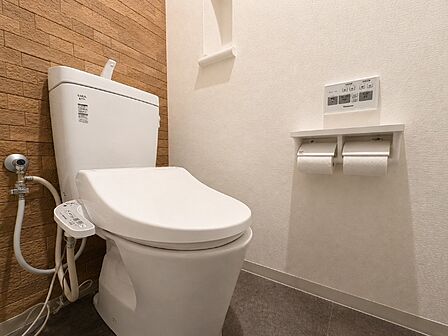 トイレの上部には収納付き。トイレットペーパー等の買い置きもしやすそうです。