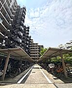 開放感あり、広々とした駐輪場です。