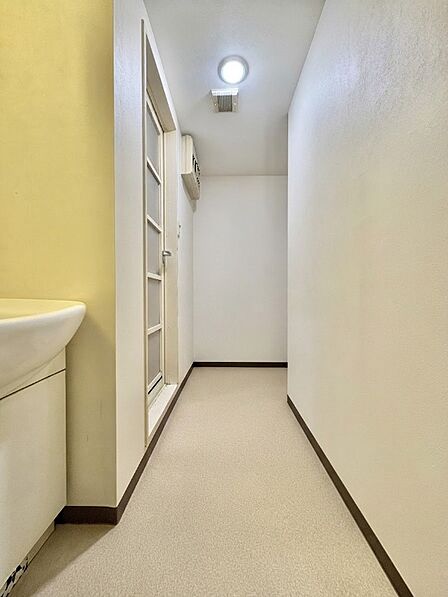 日当たり抜群の角部屋。サンライフ一之江の朝支度しやすい洗面台です。CG加工を加えている為、実際と画像が異なります。