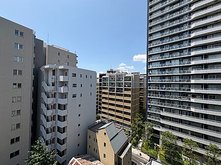 10階部分ならではの開放感あふれる眺望。心地よい風と明るい光が日常に広がるロケーションです。
