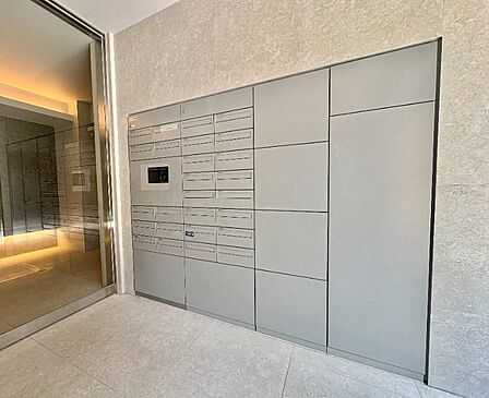 忙しい日々の強い味方となる宅配ボックス。24時間いつでも荷物を受け取れる、安心の設備仕様です。
