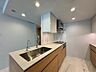 キッチン：日々の調理を快適にこなせる、広々とした機能的なキッチン空間です。上質な素材と設備が整っており、住まいの品格を高める洗練された場所となっています。