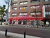 サンドラッグ 江坂駅前店 405m