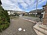 外観：建物北側の駐車場には車10台は停まります。