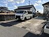 外観：駐車場は最大で4台駐車可能です。