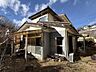 外観：建物外観をべう角度から撮影。