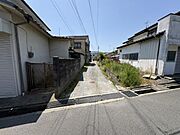 敷地南側にも道路がありますが、私道の2項道路です。