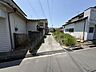 外観：敷地南側にも道路がありますが、私道の2項道路です。