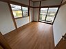 室内：二階東側洋室6帖。