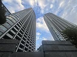 総戸数1000戸の大規模ツインタワーレジデンス。複数路線利用可能で利便性高い立地。