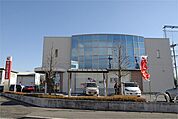 銀行「烏山信用金庫岡本支店まで530m」
